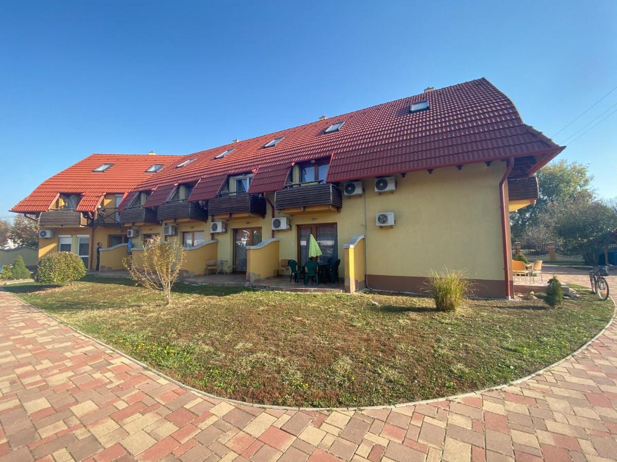 Апартаменты Mimi Apartman Дьюла Экстерьер фото